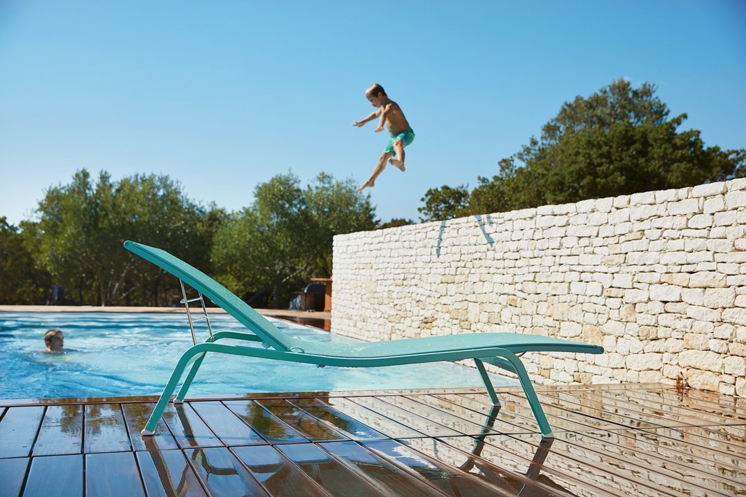 Chaise longue pliante ou fixe ?