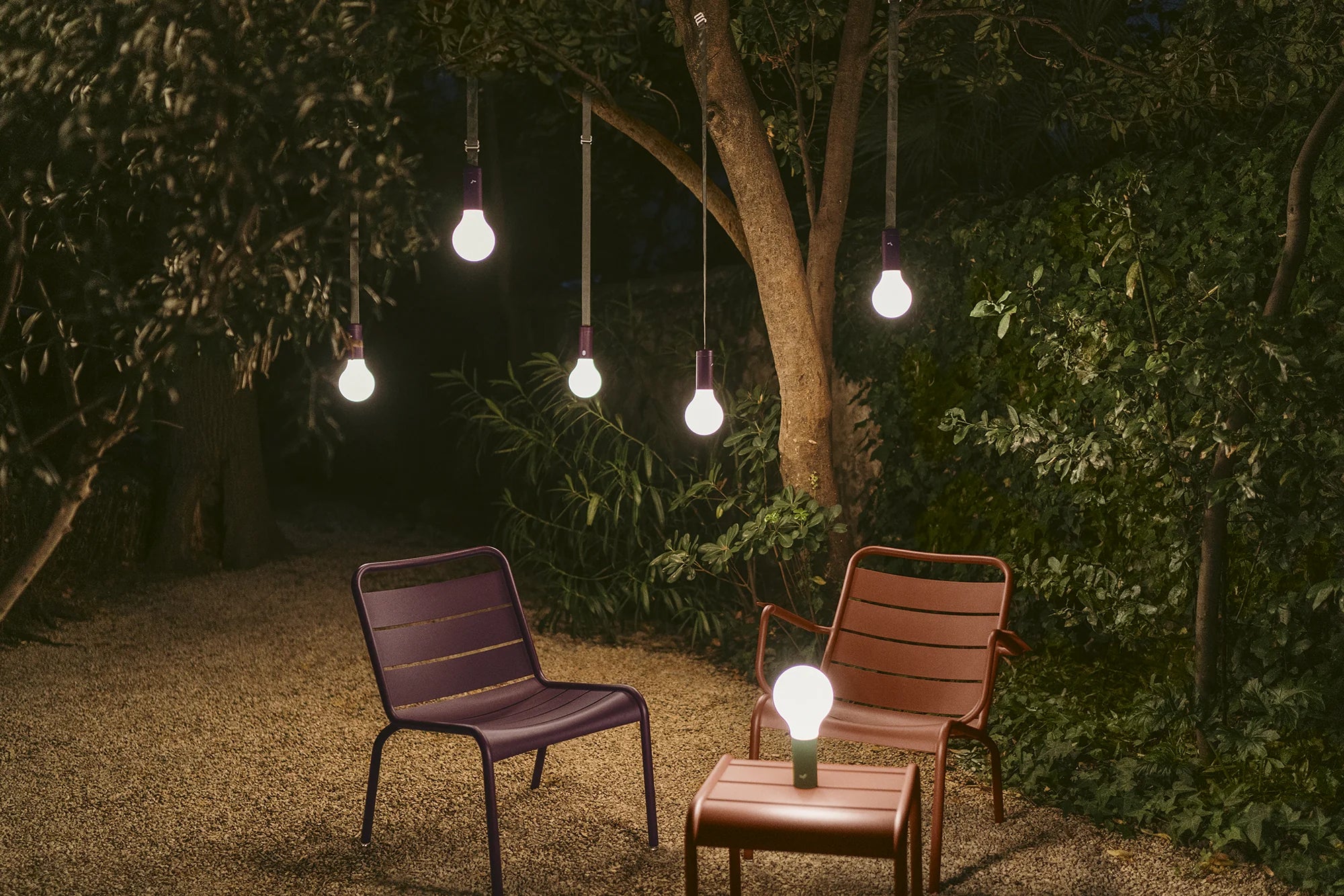 Profitez de votre terrasse avec les lampes APLÔ de Fermob !