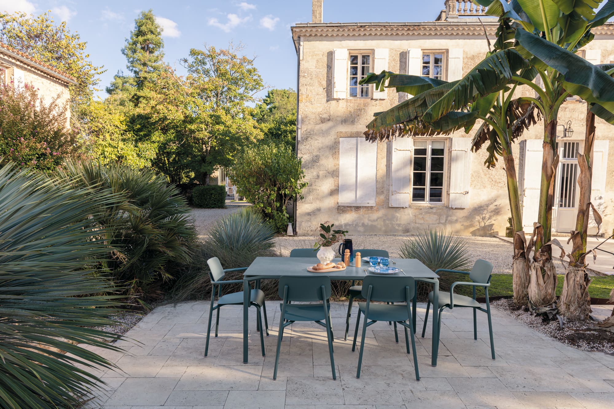 La nouvelle table CALVI MINÉRAL de FERMOB : un design qui séduit au premier regard