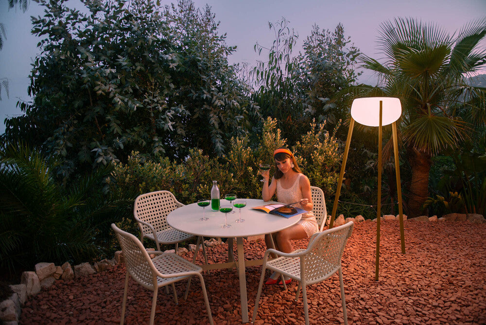 YUNOS de FERMOB : la nouvelle lampe solaire qui illumine vos nuits avec style