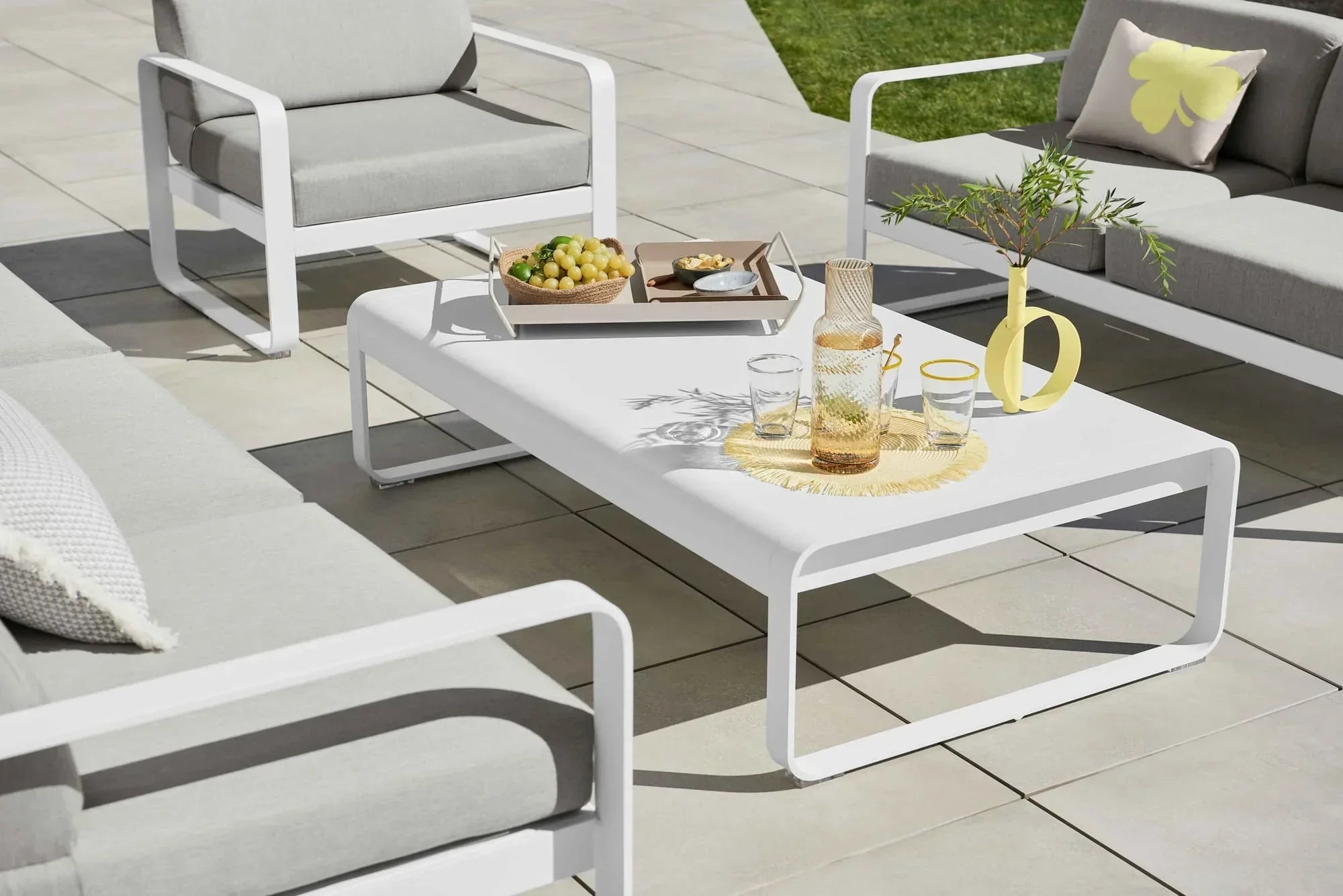 Accessoires FERMOB pour la salle à manger d’été : sets de table colorés, plateaux et dessertes spéciales