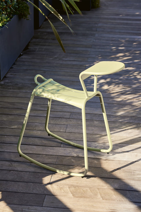 Asiento mecedora ADADESK con mesa de apoyo de la marca fermob. comprar fermob online. Rincon del mueble online. RDM madrid.