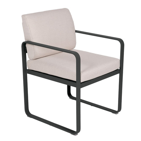 Silla con reposabrazos BELLEVIE de la marca Fermob con cojin PEARL. comprar en rincon del mueble online. RDM online