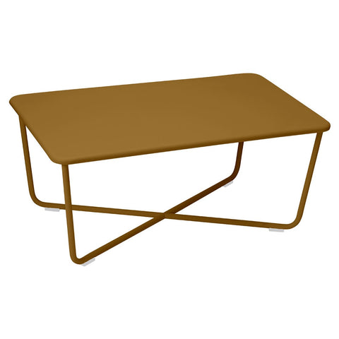 Table basse CROISETTE de la marque française Fermob. 