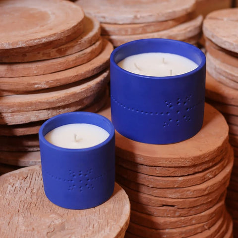 Bougie parfumée en céramique de BLUE IZZA Cote Bougie CDM Paris