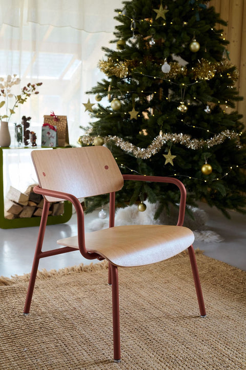 Sillón bajo de roble con reposabrazos STUDIEFERMOB RDM Madrid