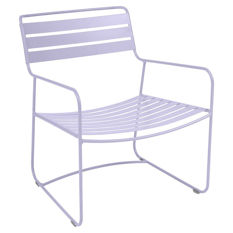 Ensemble fauteuil bas et repose-pieds SUPRISING de la marque française Fermob. Acheter Fermob en ligne.