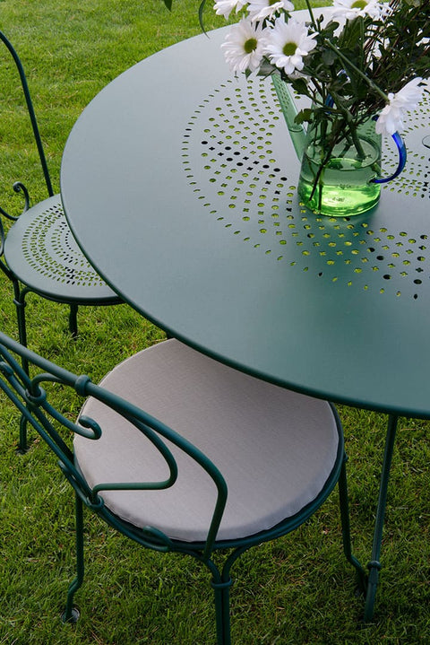 Table Ø 117 cm 1900 de la marque française Fermob. Acheter Fermob en ligne. Rincón del Mueble
