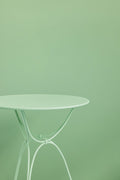 Table Ø 60 cm AIRLOOP en acier pour EXTÉRIEUR de la marque française FERMOB®. Acheter Fermob en ligne. Rincón del Mueble
