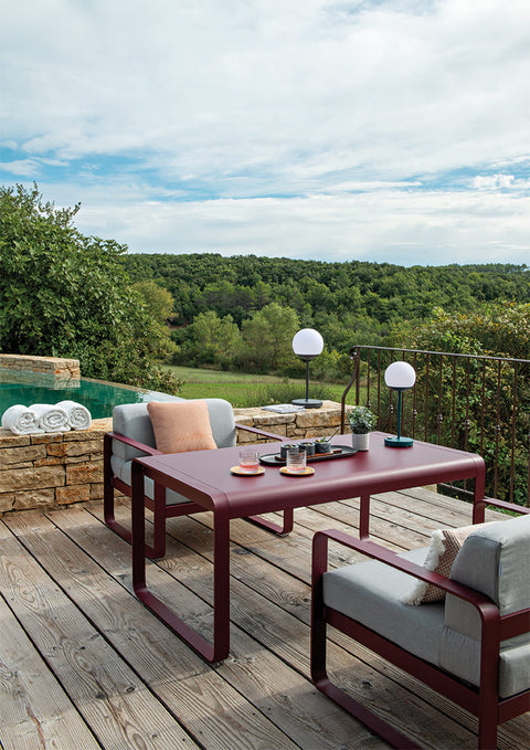Table mi-haute BELLEVIE de 64 x 80 x 140 cm de la marque française Fermob. Acheter Fermob en ligne. Rincón del Mueble