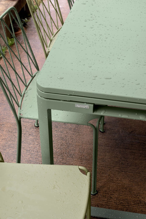 Table extensible à deux rallonges BIARRITZ de 200/300 x 100 cm. Collection Fermob. Acheter meubles en ligne d’extérieur et d’intérieur. 