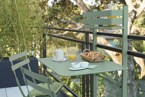 Table de balcon BISTRO 57 x 77 cm de la marque Fermob. Acheter Fermob en ligne. Rincón del Mueble