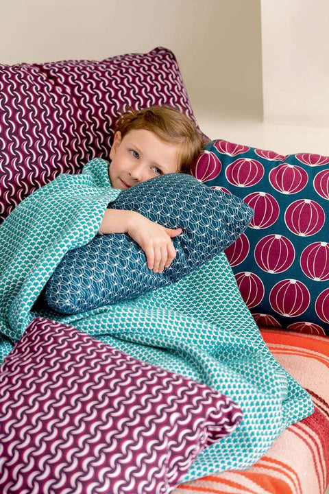 Coussin d’extérieur ENVIE D'AILLEURS de 44 x 30 cm de la marque française Fermob. Rincón del Mueble