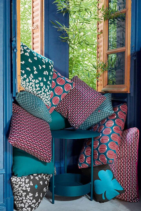 Coussin d’extérieur ENVIE D'AILLEURS de 44 x 30 cm de la marque française Fermob. Rincón del Mueble