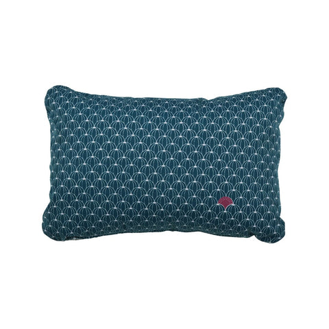 Coussin d’extérieur ENVIE D'AILLEURS de 44 x 30 cm de la marque française Fermob. Rincón del Mueble