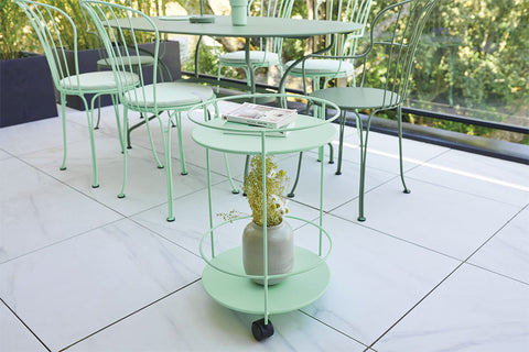 Guéridon à roulettes GUINGUETTE, acheter en ligne marque FERMOB. Rincón del Mueble RDM Madrid Espagne. Acheter mobilier d’extérieur et d’intérieur.