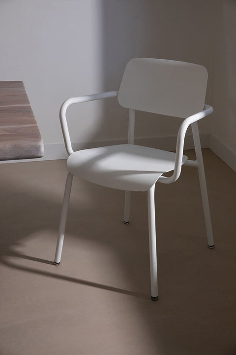 Chaise avec accoudoirs de la marque française Fermob sur CDM