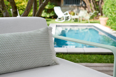 Coussin d’extérieur ÉVASION de 35 x 70 cm de la marque Fermob. Acheter Fermob en ligne. Rincón del Mueble