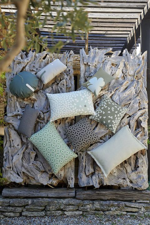 Coussin d’extérieur TRÈFLE de 44 x 44 cm de la marque Fermob. Acheter Fermob en ligne.
