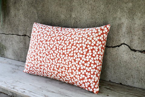 Coussin d’extérieur TRÈFLE de 68 x 44 cm de la marque Fermob. Acheter Fermob en ligne. 