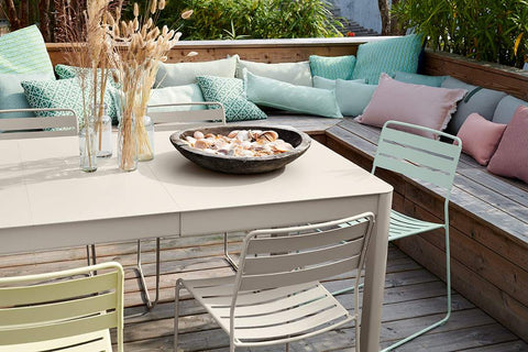 Table extensible à 2 rallonges RIBAMBELLE de 149/234 x 100 cm de la marque française Fermob. Acheter Fermob en ligne. Rincón del Mueble