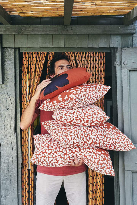 Coussin d’extérieur TRÈFLE de 68 x 44 cm de la marque Fermob. Acheter Fermob en ligne..